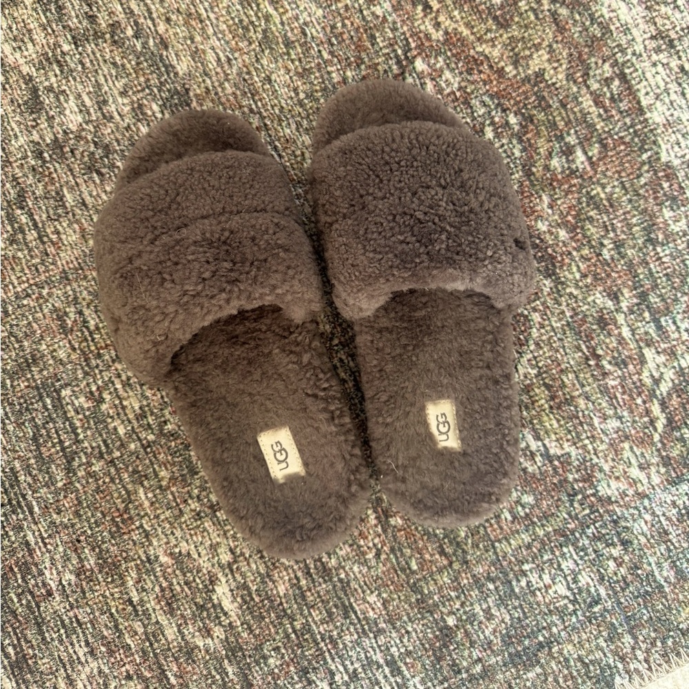 UGG Cozette Slide Slippers (Size 10)
Excellent used condition.